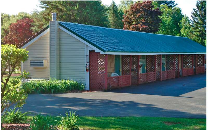 Adirondack Inn Comfortable Hotel Loding in Saratoga Springs, NY 12866