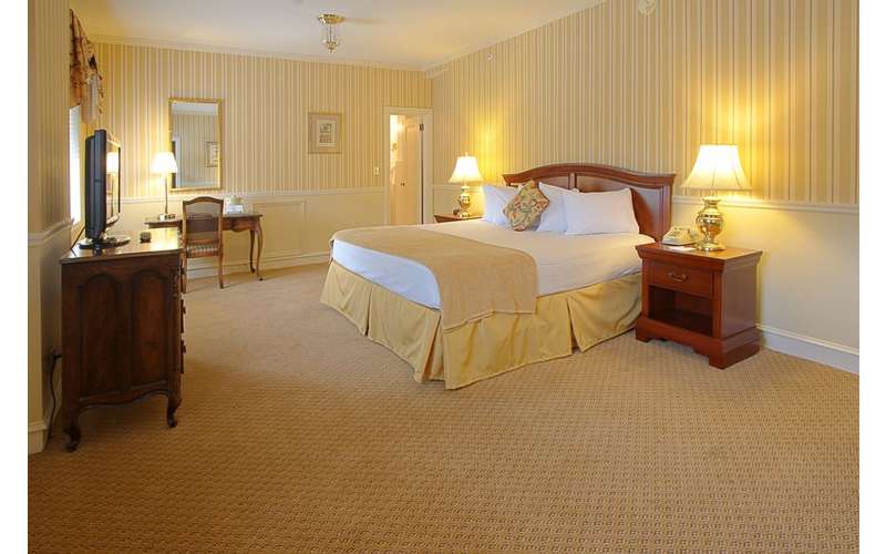Queensbury Hotel Lodging in Glens Falls, NY 12801