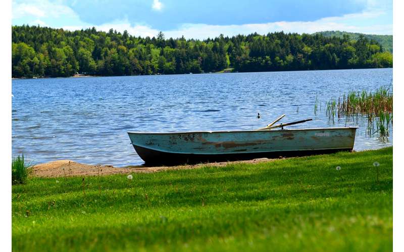 Twin Pines on Trout Lake Lake Cabins & Cottages in Diamond