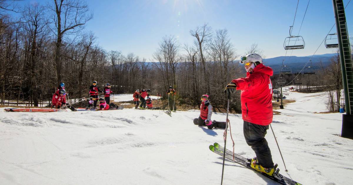 skiers in red
