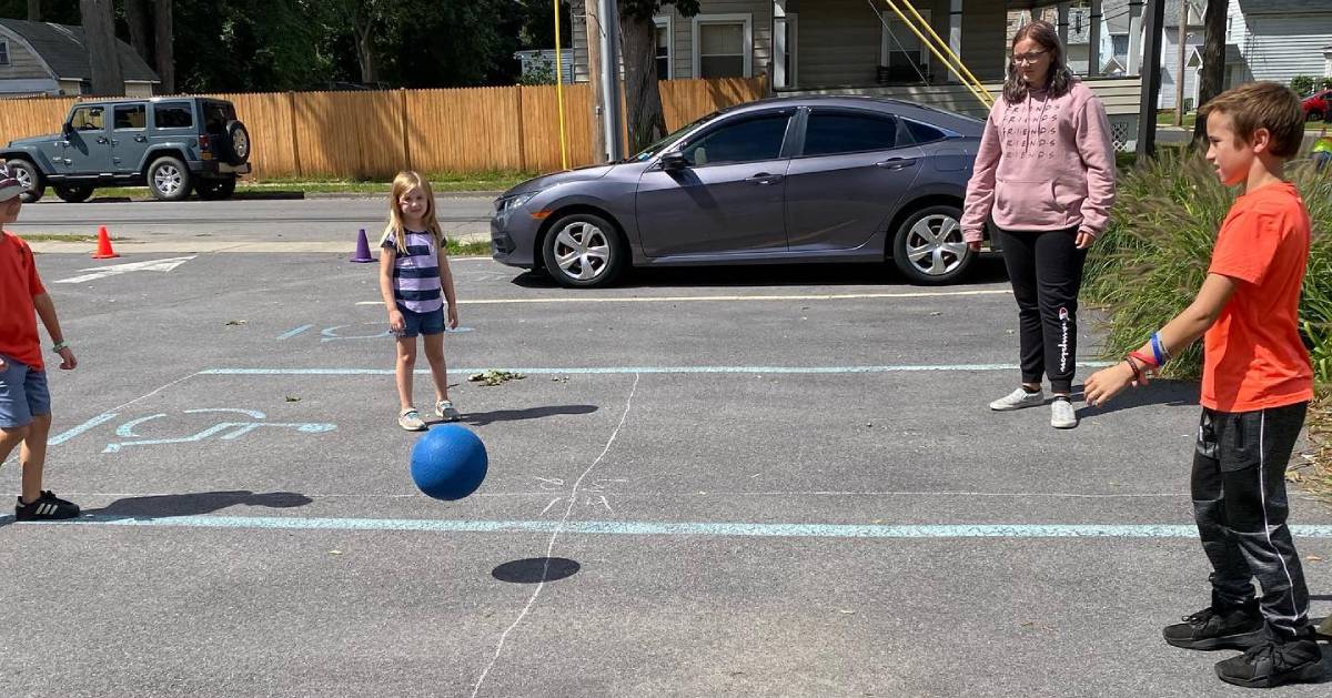 kids playing four square