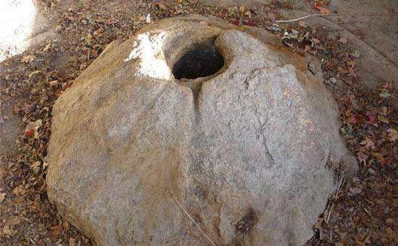 hole in a mound of hardened minerals where high rock spring is located