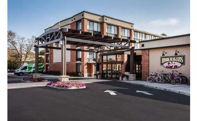 the exterior of the holiday inn saratoga springs