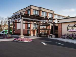 the exterior of the holiday inn saratoga springs