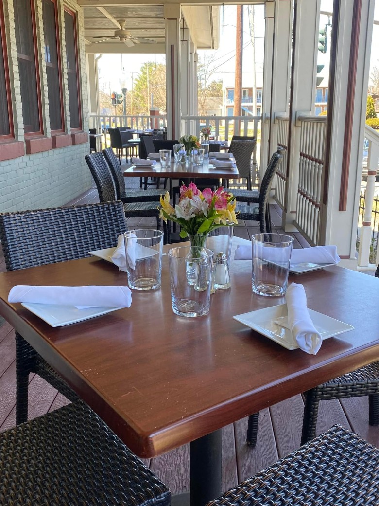 outdoor restaurant patio tables