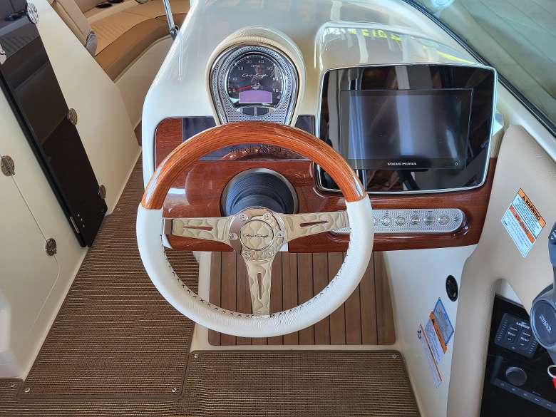 Chris Craft Launch 28 GT Dashboard luxury boat