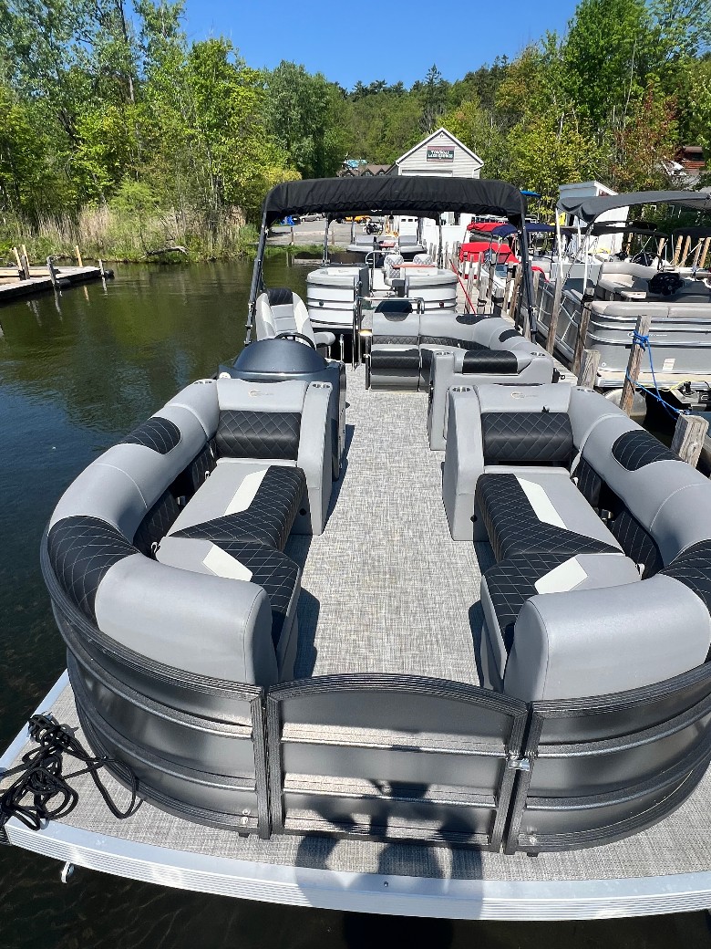 22' Massimo Pontoon 90HP - 10 Person