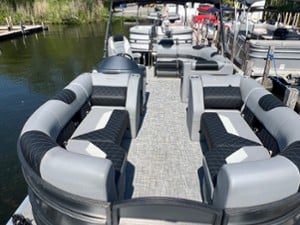 22' Massimo Pontoon 90HP - 10 Person