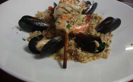 Food on a plate, mussels, shrimp etc