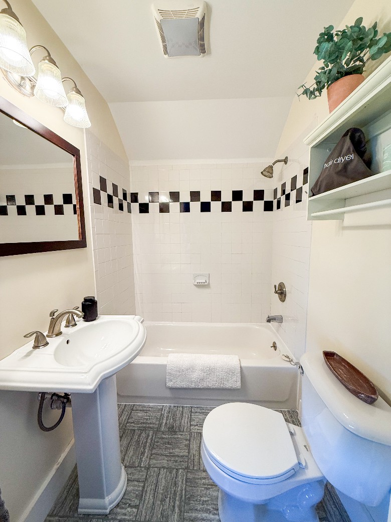 Full bathroom with tub/shower
