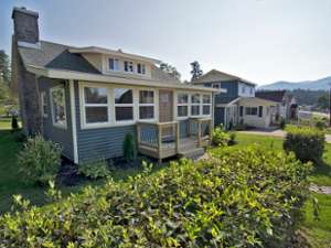 exterior of lake george beach cottages