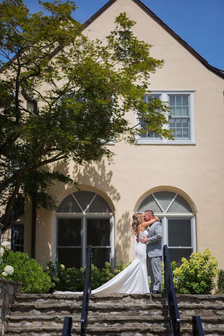 married couple kissing in front of Surrey-Williamson Inn