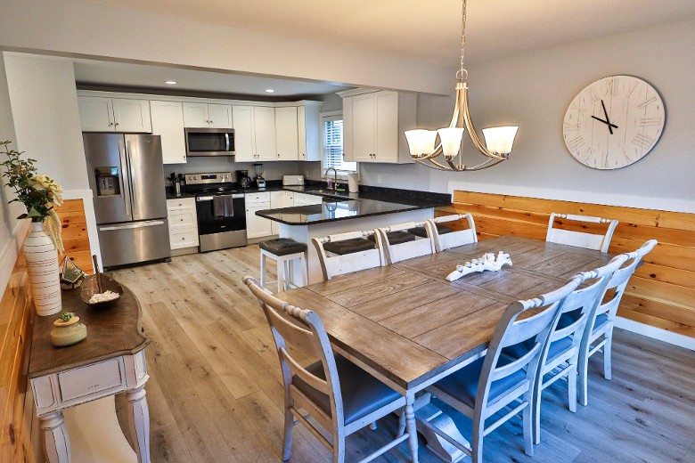 The main floor features a fully equipped kitchen, and dining space.