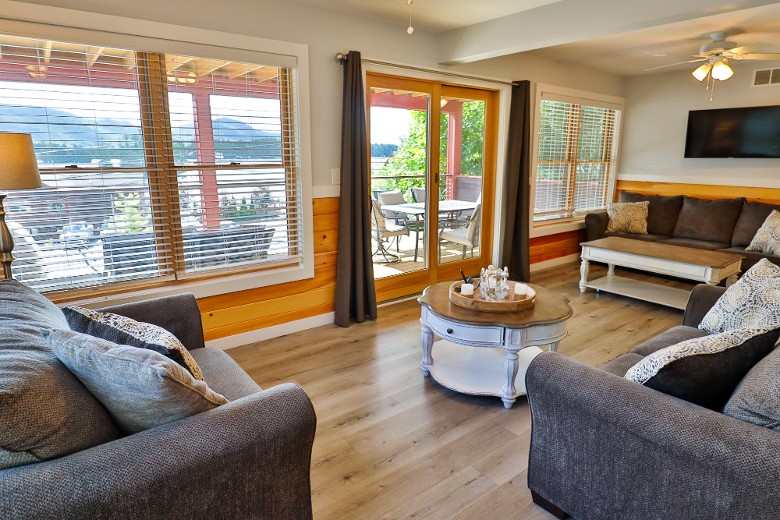 On the main floor is a spacious living room with a pull-out sofa bed and a sliding glass door, giving you access to the lake&rsquo;s balcony