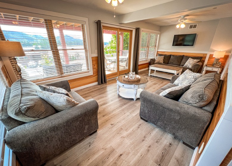 On the main floor is a spacious living room with a pull-out sofa bed and a sliding glass door, giving you access to the lake&rsquo;s balcony