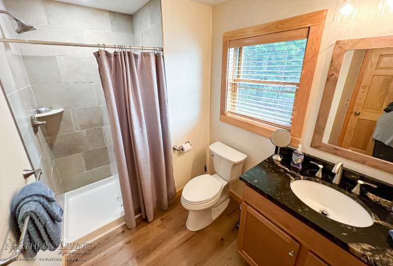 Main floor full bathroom