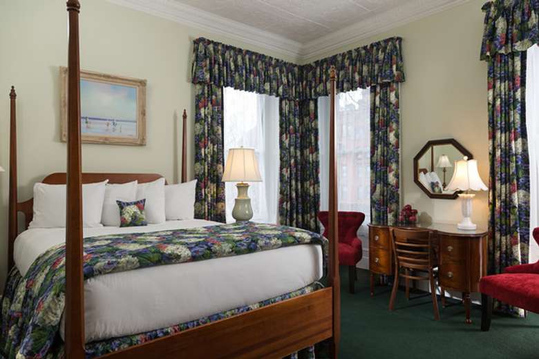 Lovely Queen Bedded Guest Room