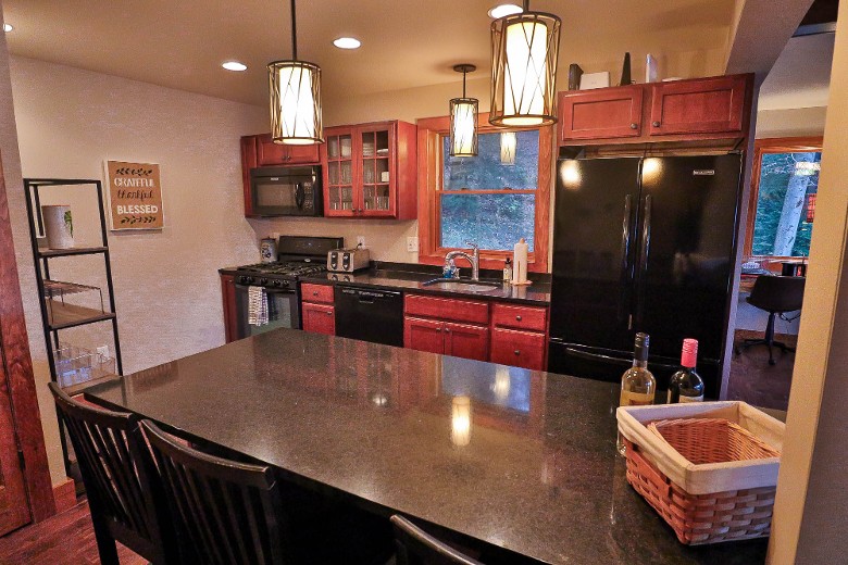 Full kitchen.