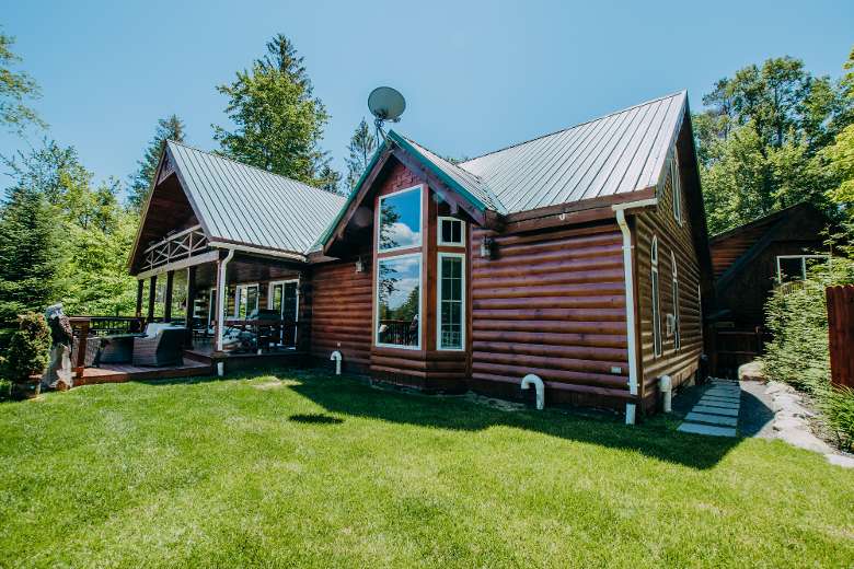 The Eagle's View Cabin overlooks Hinckley Lake and sleeps 14