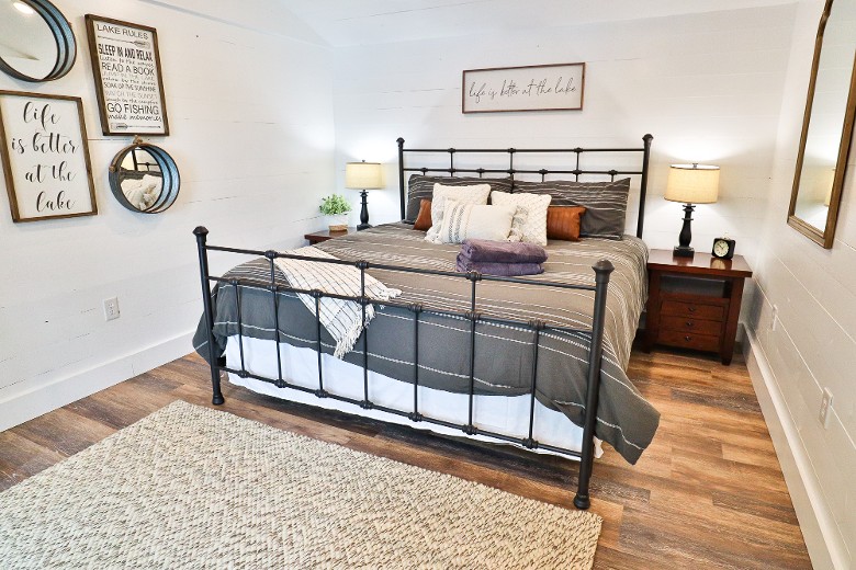 Shoreline Chateau king bedroom with balcony and lakeviews.