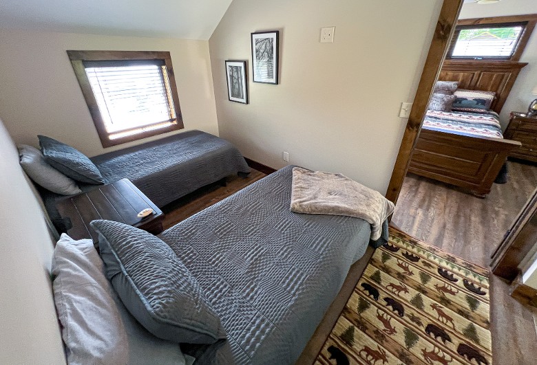 nook with two twin beds