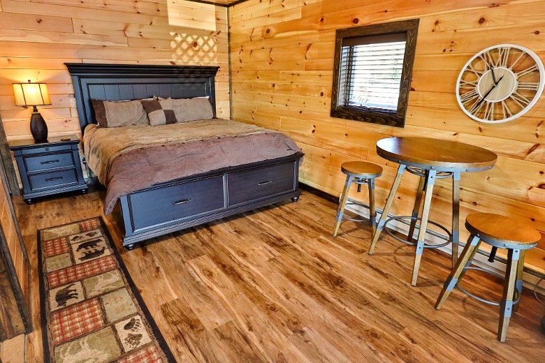Lakeview Suite Bottom Unit king bed