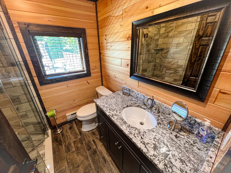 Lakeview Suite Bottom Unit Full bathroom with shower