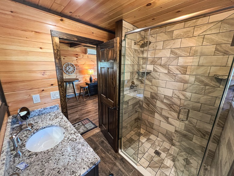 Lakeview Suite Bottom Unit Full bathroom with shower