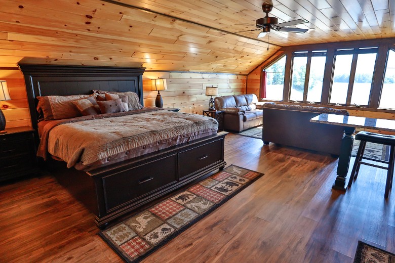Lakeview Suite Top Unit King Bed
