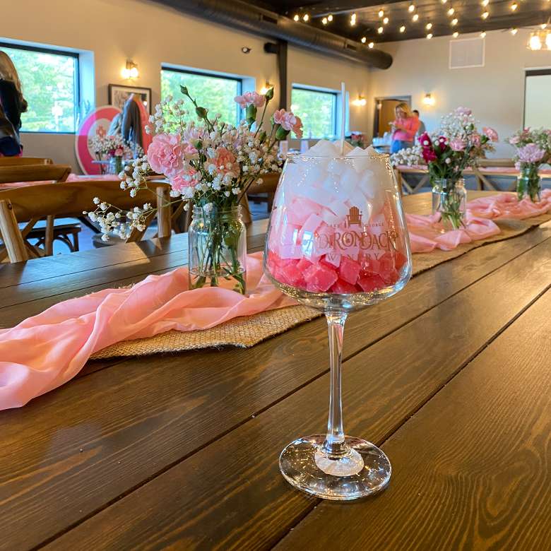 pink wine candle, flower centerpieces, and table runner