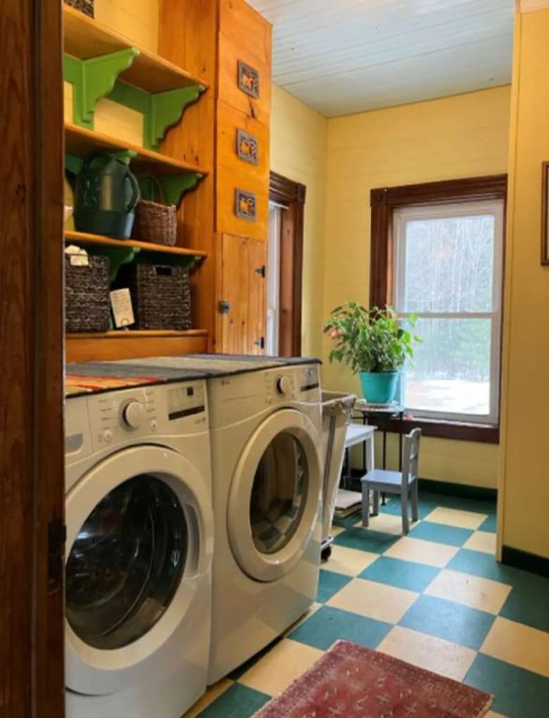 laundry room with a washer and dryer next to each other