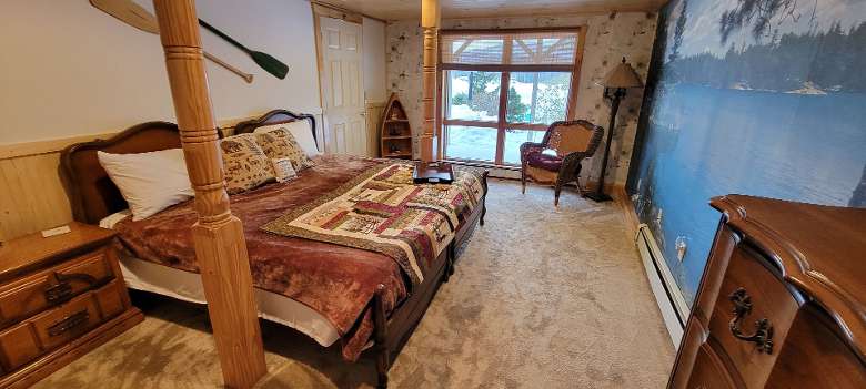 a bedroom with Adirondack decor