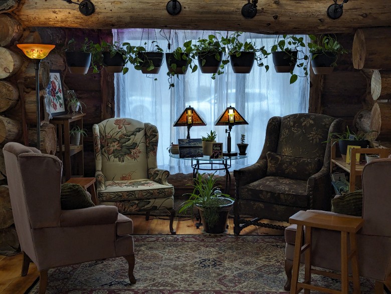 Seating arrangement in front of a window of a log cabin