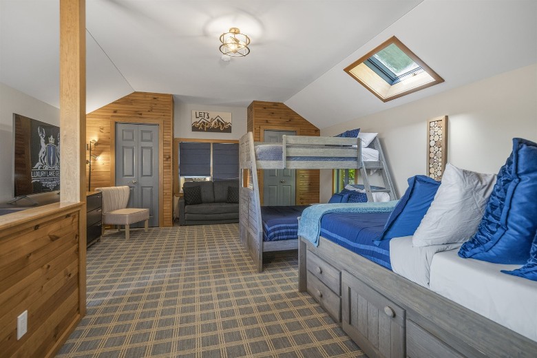 bedroom with bunk bed and full bed