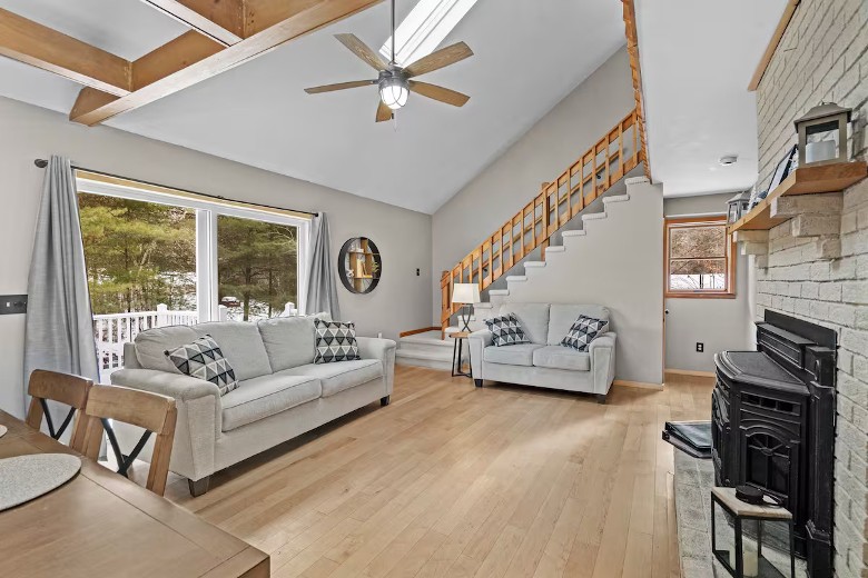 High ceiling living room with 2 couches