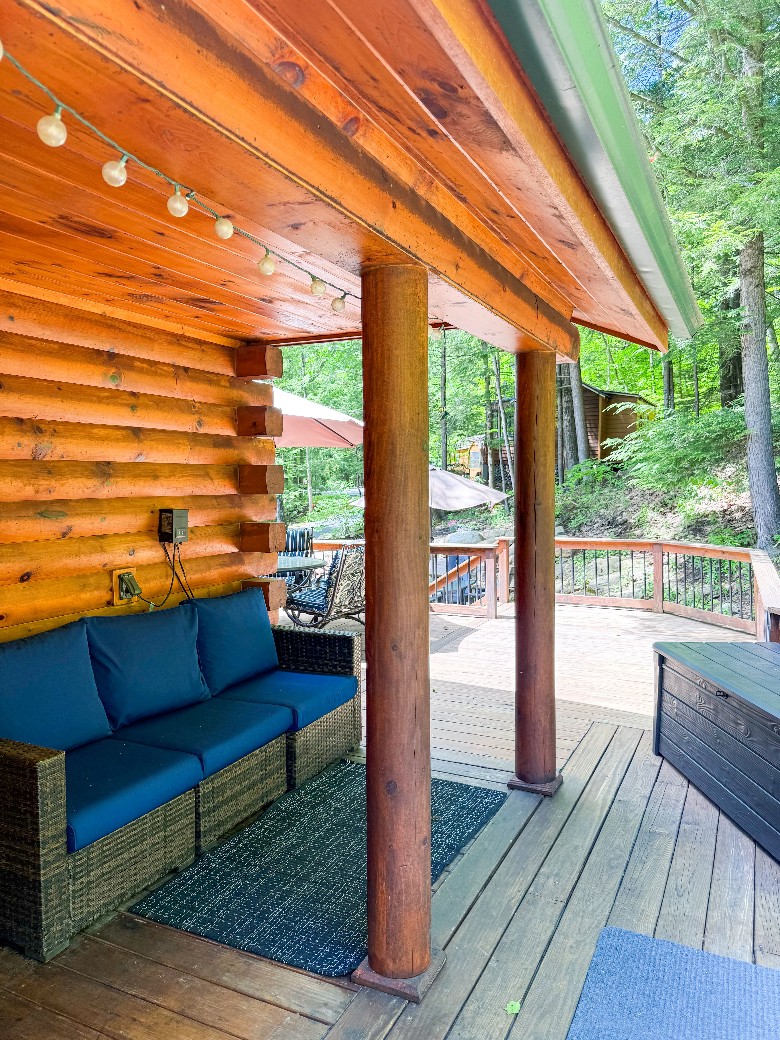 Large deck with plenty of space for guest enjoyment