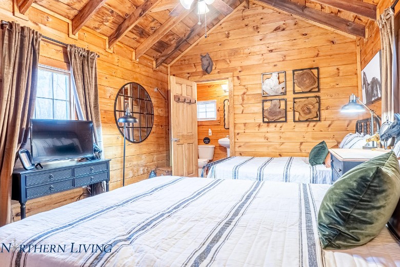 cabin with vaulted ceiling and 2 beds