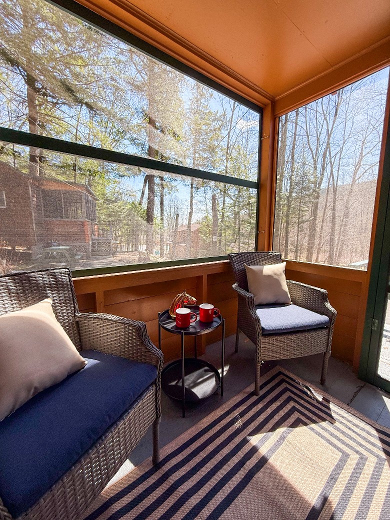screened in porch for guest enjoyment
