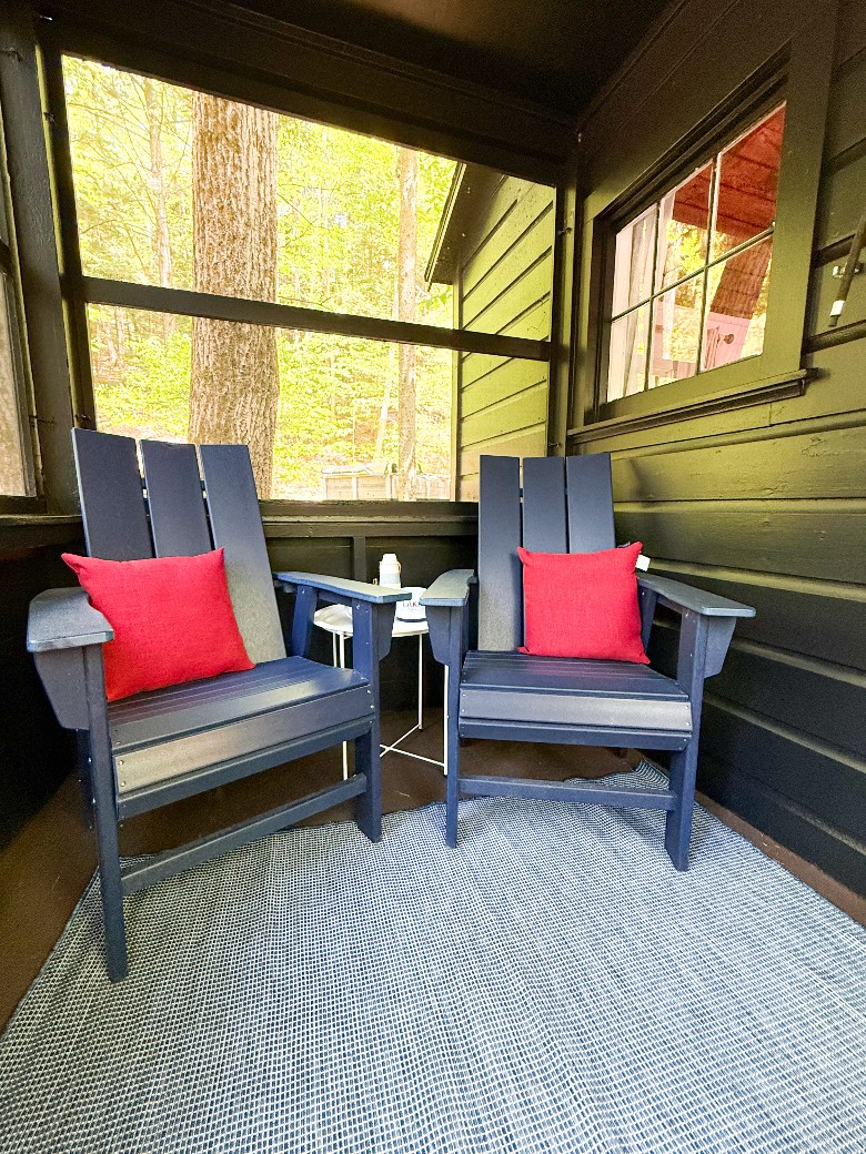The Boathouse has its own screened in porch for added guest comfort