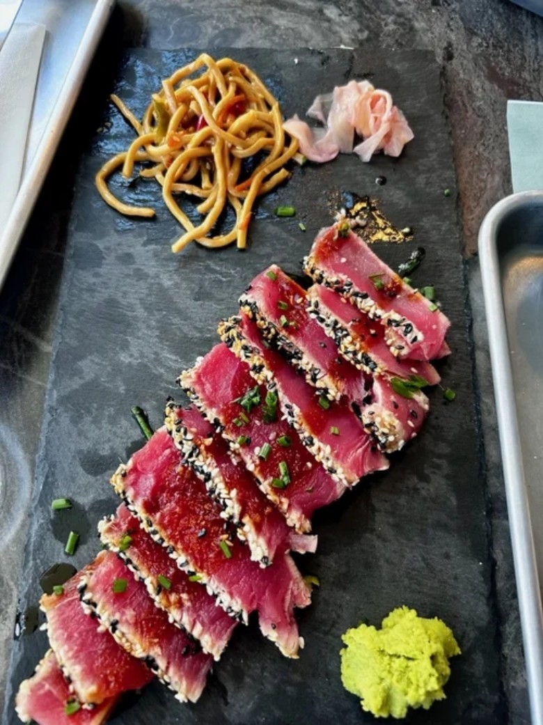 seared tuna slices