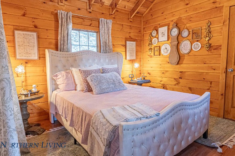 Queen bed in Adirondack room