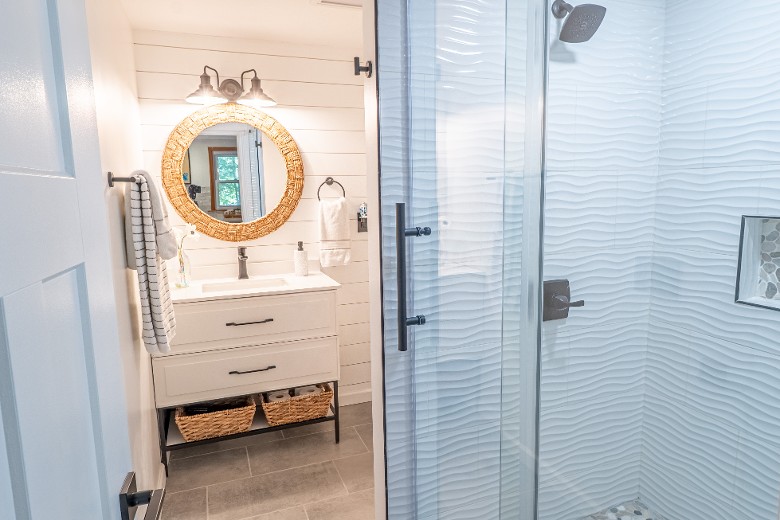 Main level full bathroom
