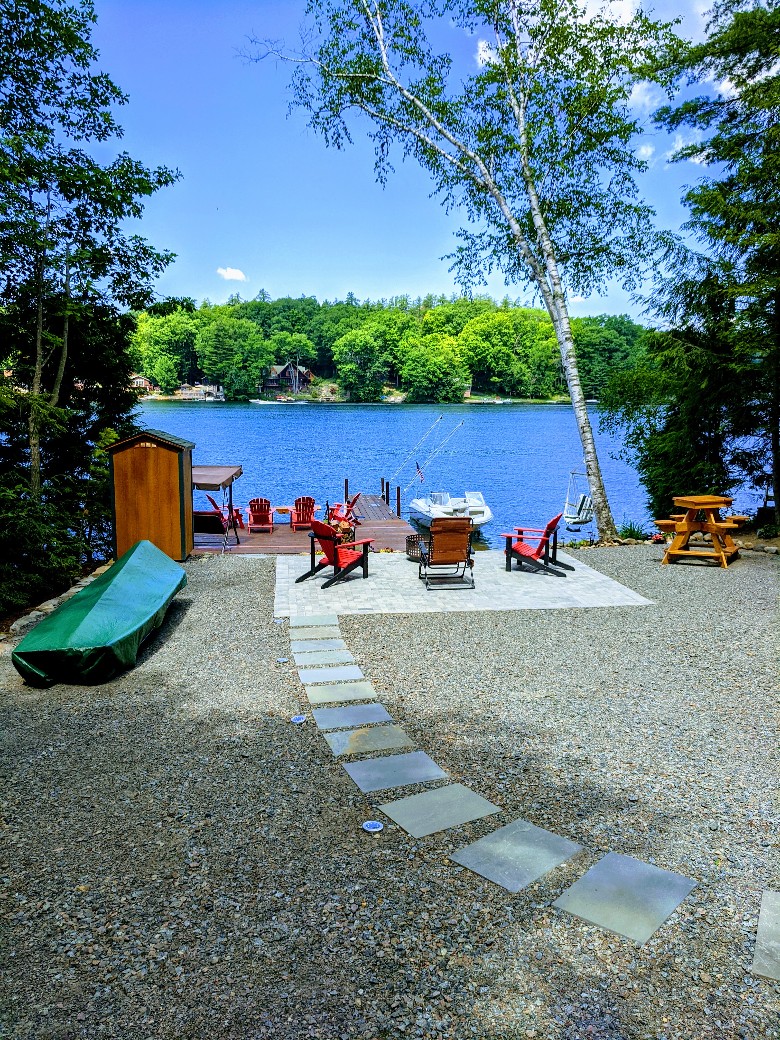 Beautiful backyard with a patio area overlooking the dockspace