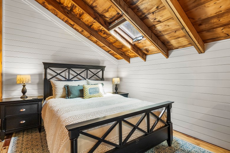 Upstairs queen bedroom.