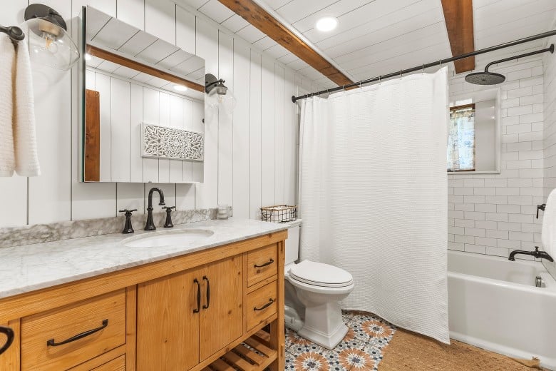Main Floor with a tub/shower.