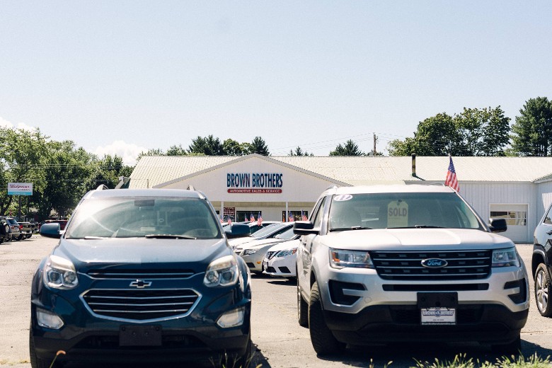 exterior of brown brothers auto with cars in lot