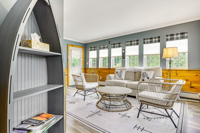sun room seating area
