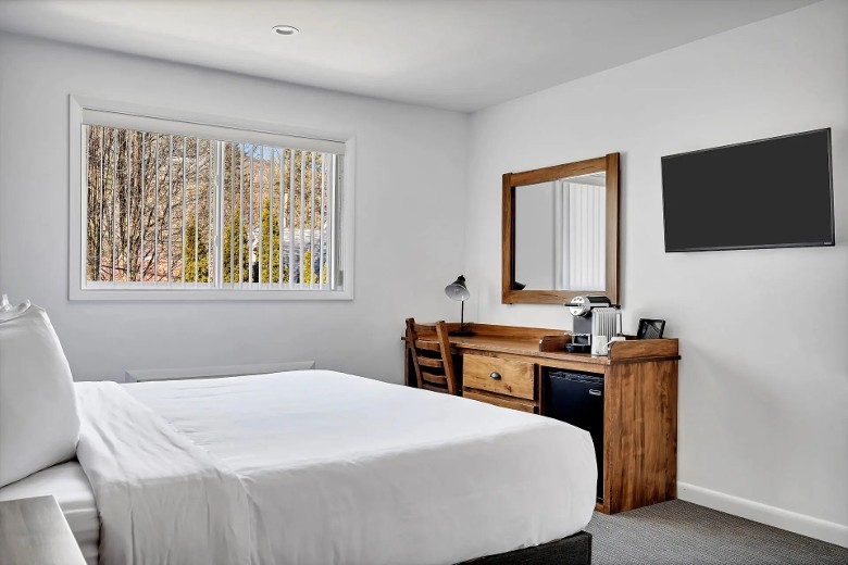 a modern inn guest room