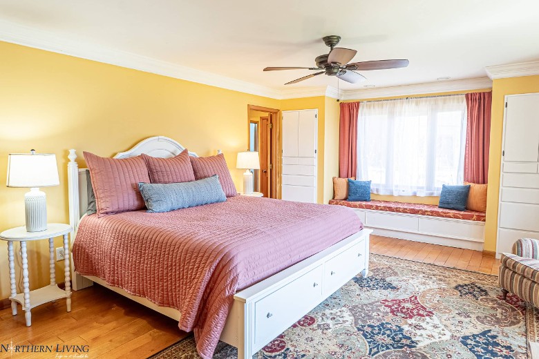 bedroom with a single bed