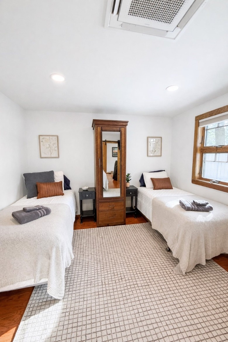 bedroom with twin beds
